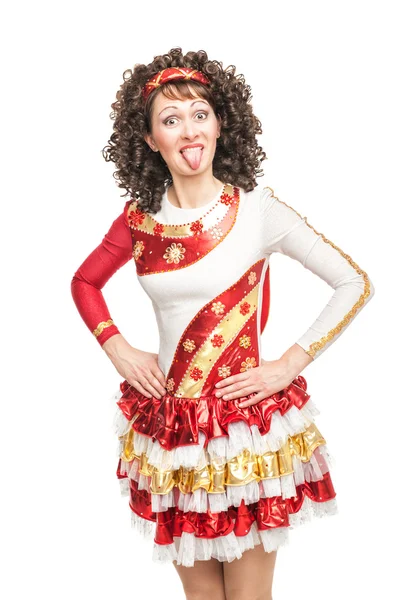 Mujer en vestido de danza irlandesa mostrando la lengua — Foto de Stock