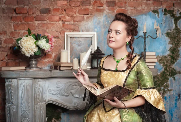 Bella donna in abito medievale scrivere nel diario — Foto Stock