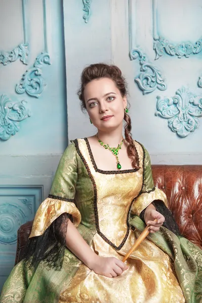 Mooie vrouw in middeleeuwse jurk — Stockfoto