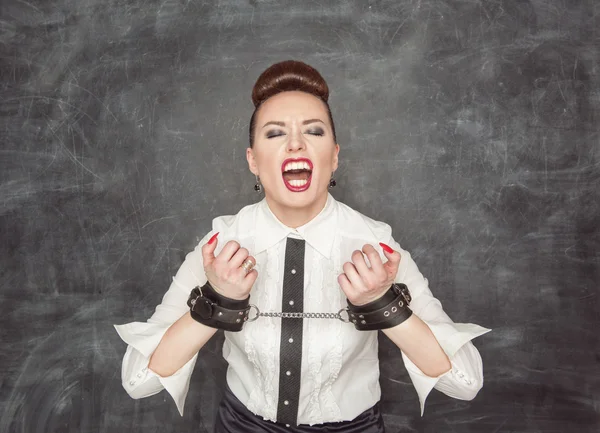 Schreiende Geschäftsfrau mit Handschellen an den Händen — Stockfoto