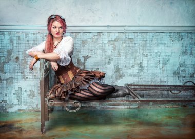güzel steampunk kadın metal yatak