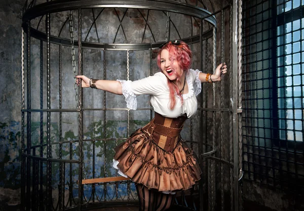 Schreiende schöne Steampunk-Frau im Käfig — Stockfoto