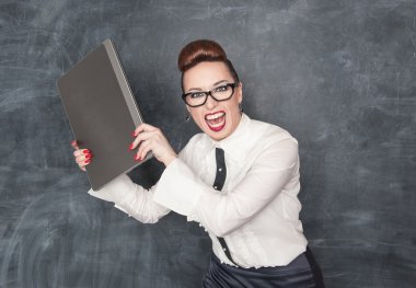 kızgın bir iş kadını ile laptop
