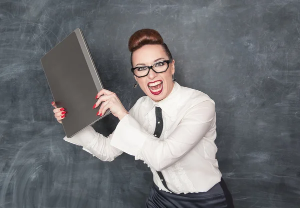 Wütende Geschäftsfrau mit Laptop — Stockfoto