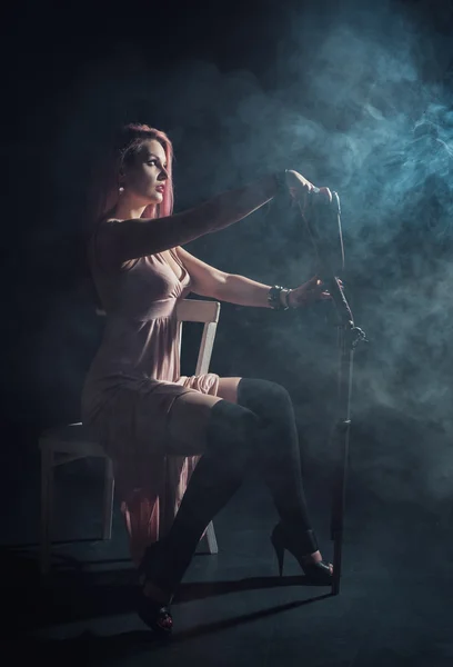 煙のライフルと美しい若い女性 — ストック写真