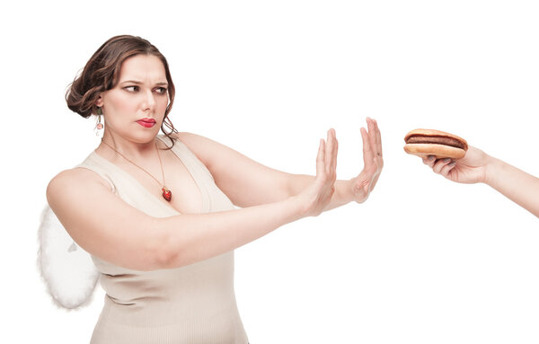 Плюс женщина с ангельскими крыльями, отказывающаяся от нездоровой пищи
