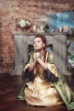 Ortaçağ giysili güzel kadına dua