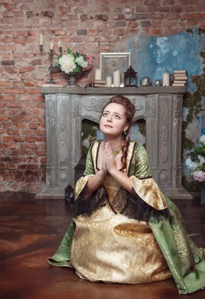 Orando mulher bonita em vestido medieval — Fotografia de Stock