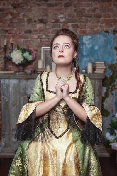 Mujer hermosa rezando en vestido medieval — Foto de Stock