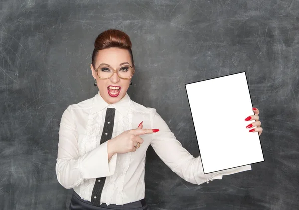 Frau zeigt auf leeres Papier in der Hand — Stockfoto