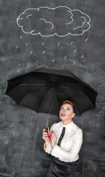 Mulher de negócios abrigando-se da chuva — Fotografia de Stock