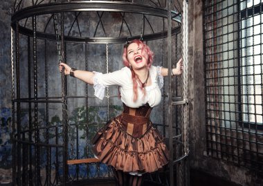 kafes içinde güzel steampunk kadın çığlık