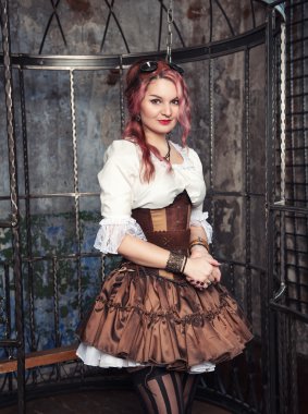 güzel steampunk kadını kafeste