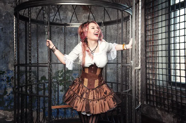 Krzyczy steampunk piękna kobieta w klatce — Zdjęcie stockowe