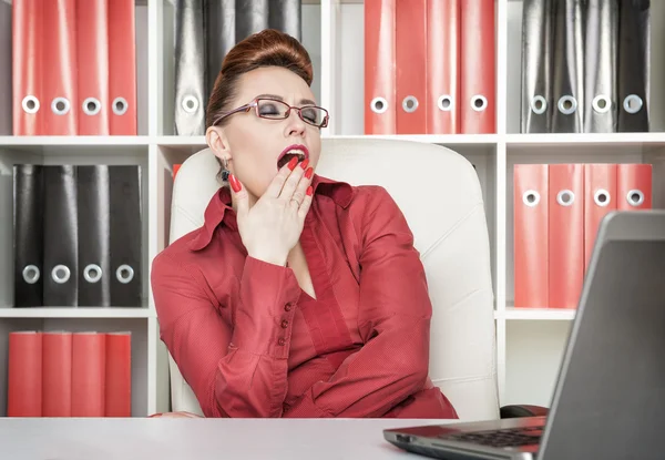 Mujer de negocios bostezando — Foto de Stock