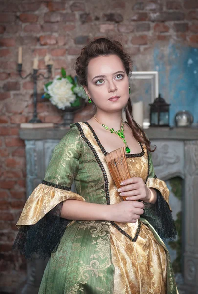 Hermosa mujer en vestido medieval — Foto de Stock