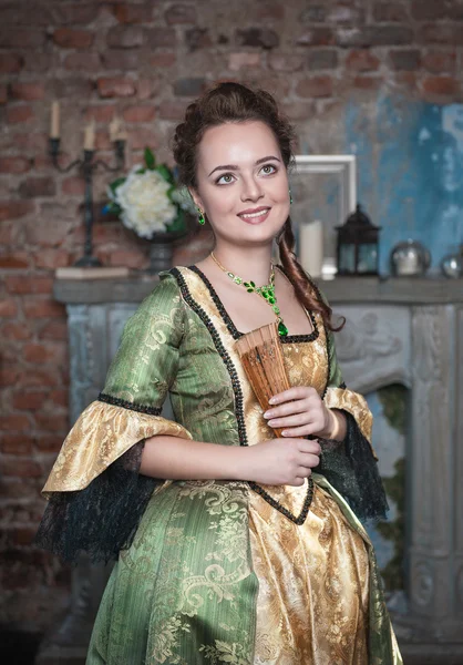 Sorrindo bela mulher em vestido medieval — Fotografia de Stock