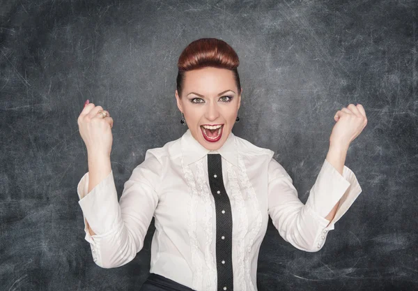 Mulher de negócios bonita celebrando o sucesso — Fotografia de Stock