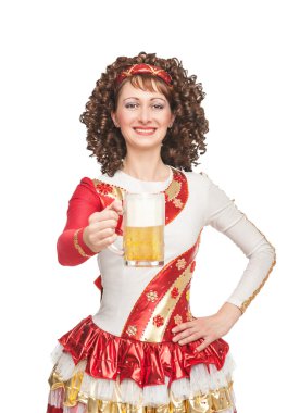 bardak bira ile mutlu İrlandalı dansçı