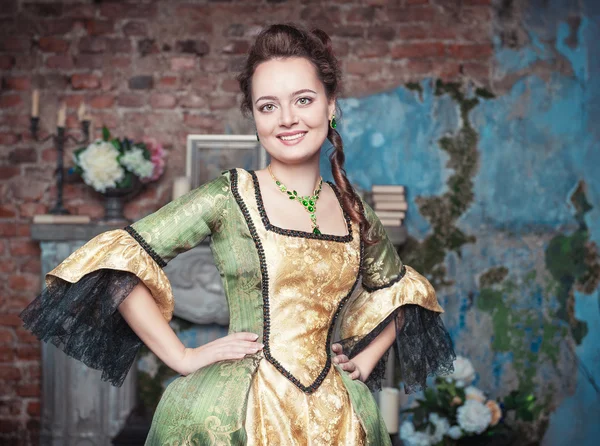 Glimlachend mooie vrouw in middeleeuwse jurk — Stockfoto
