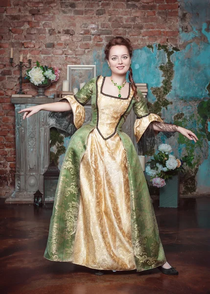 Χαμογελώντας όμορφη γυναίκα στον μεσαιωνικό φόρεμα — Φωτογραφία Αρχείου