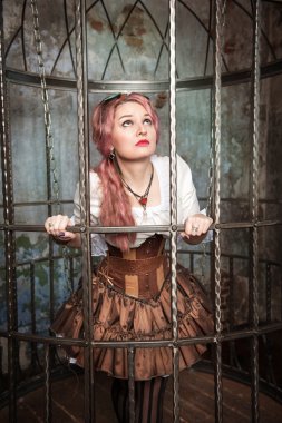 güzel steampunk kadını kafeste korkuttu
