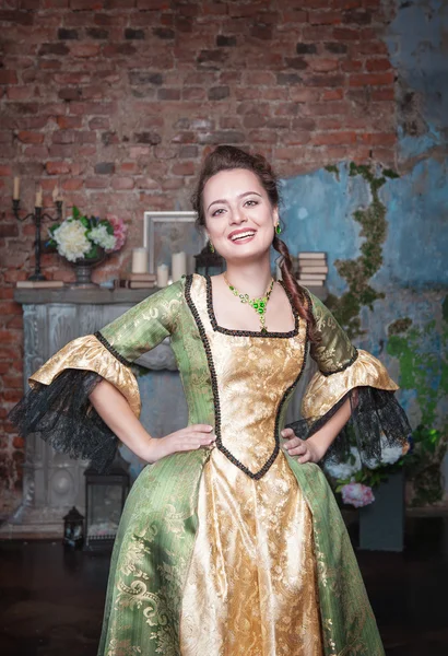 Mooie vrouw in middeleeuwse jurk lachen — Stockfoto