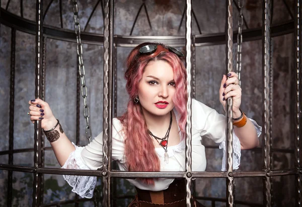 Krásný steampunk žena v kleci — Stock fotografie