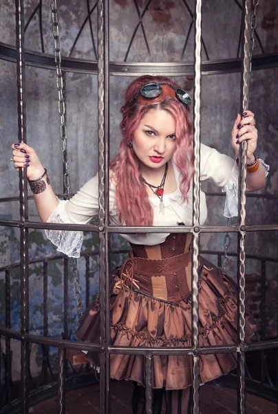 Prachtige steampunk vrouw in de kooi — Stockfoto