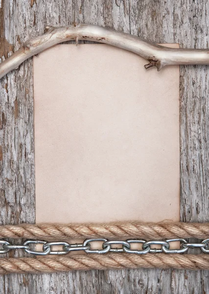 Papier, branche sèche et chaîne métallique sur le vieux bois — Photo