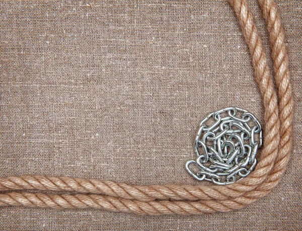 金属チェーン、黄麻布の上ロープ — ストック写真