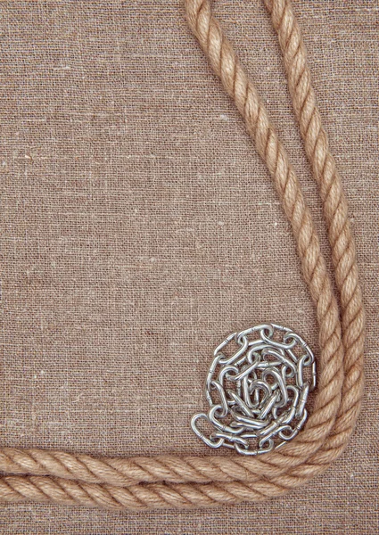 金属チェーンと黄麻布の上ロープ — ストック写真