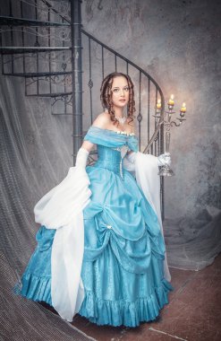 Pyres ile Ortaçağ mavi elbiseli güzel kadın