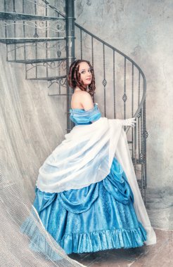 Ortaçağ elbiseli güzel kadın 