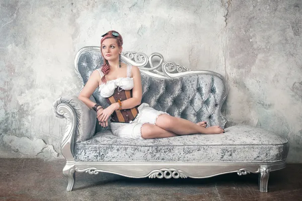 Schöne Steampunk Frau auf dem Sofa — Stockfoto