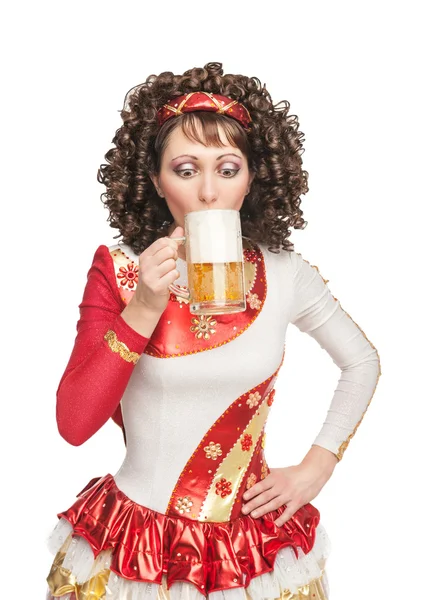 Danseuse irlandaise buvant une bière — Photo