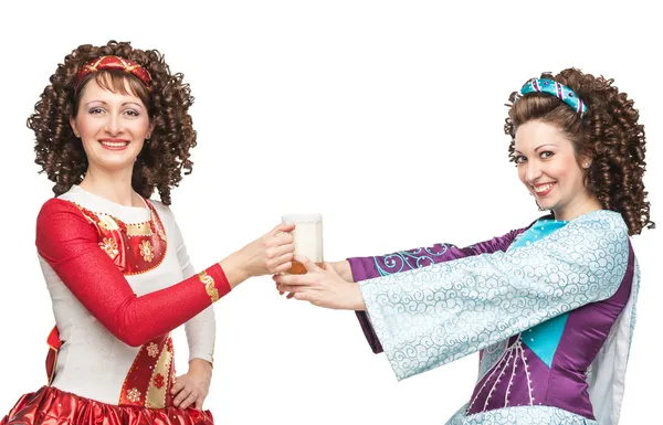 Bailarinas irlandesas con jarra de cerveza — Foto de Stock