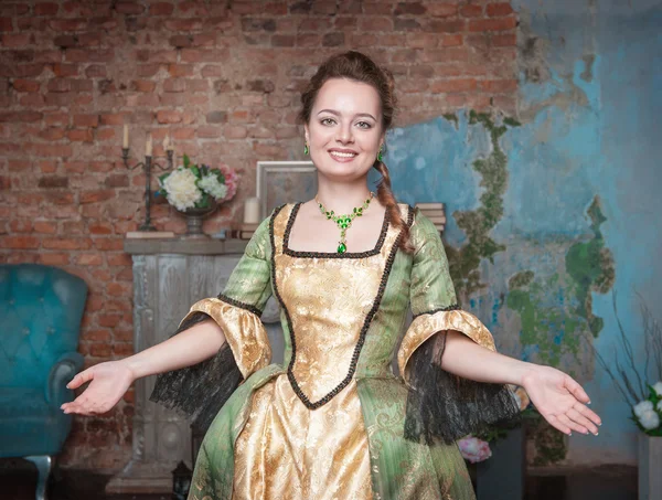 Hermosa mujer en vestido medieval de bienvenida —  Fotos de Stock