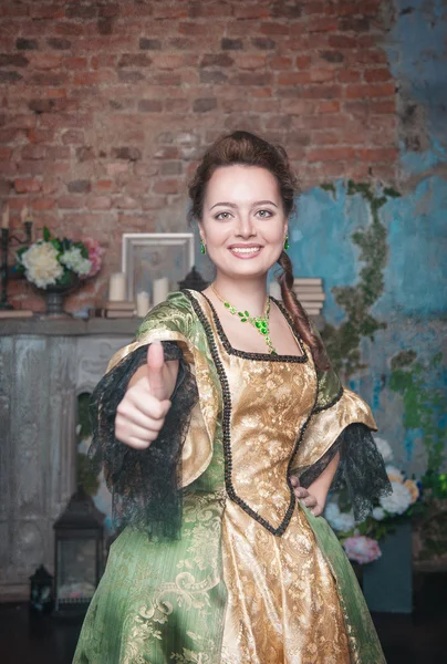 Γυναίκα στο μεσαιωνικό φόρεμα που δείχνει μπράβο σημάδι — Φωτογραφία Αρχείου
