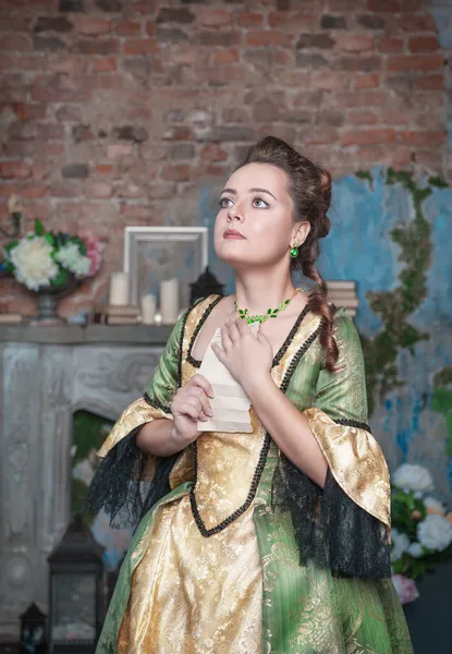 Mulher bonita em vestido medieval segurando carta — Fotografia de Stock