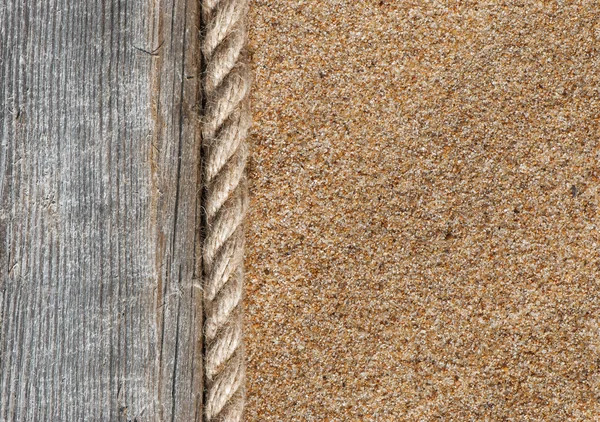 Fondo de arena con madera vieja y cuerda —  Fotos de Stock