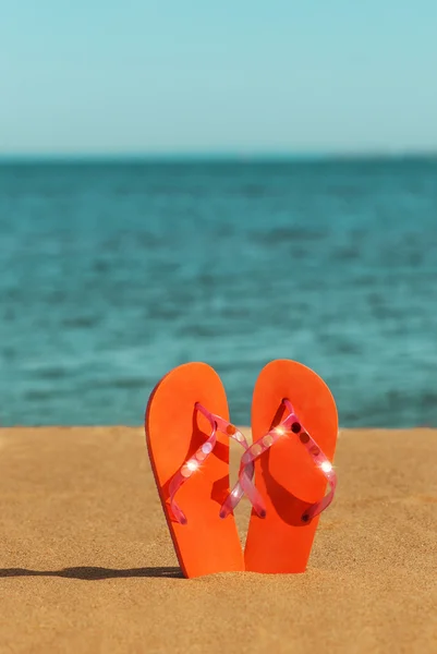 Hausschuhe am Strand — Stockfoto