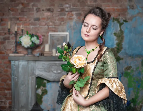 Çiçek ile Ortaçağ elbiseli güzel kadın — Stok fotoğraf