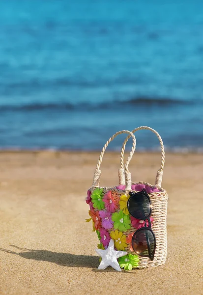 在海滩上的柳条包 — 图库照片