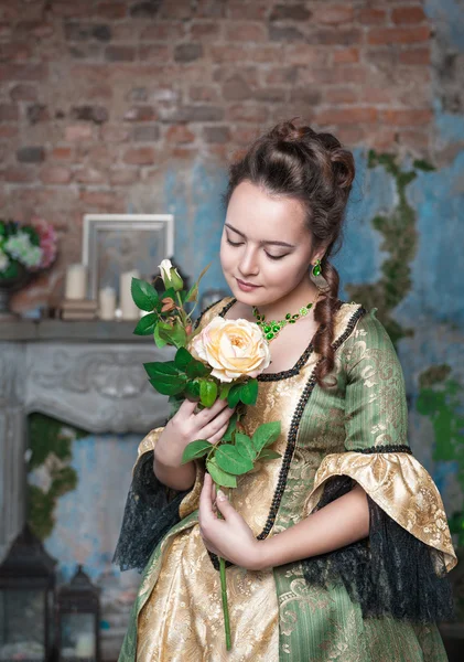 Piękna kobieta w średniowiecznych sukienka z kwiatem — Zdjęcie stockowe