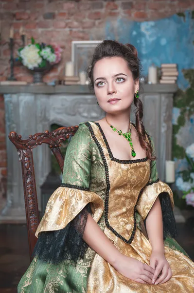 Hermosa mujer en vestido medieval en la silla — Foto de Stock