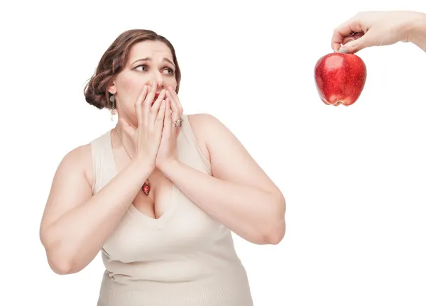 Plus-Size-Frau fürchtet gesunde Ernährung — Stockfoto