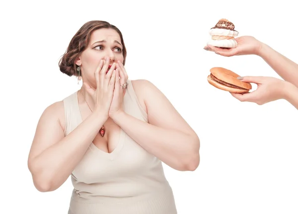 Além de mulher de tamanho temendo comida não saudável — Fotografia de Stock