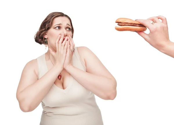 Além de mulher de tamanho temendo comida não saudável — Fotografia de Stock