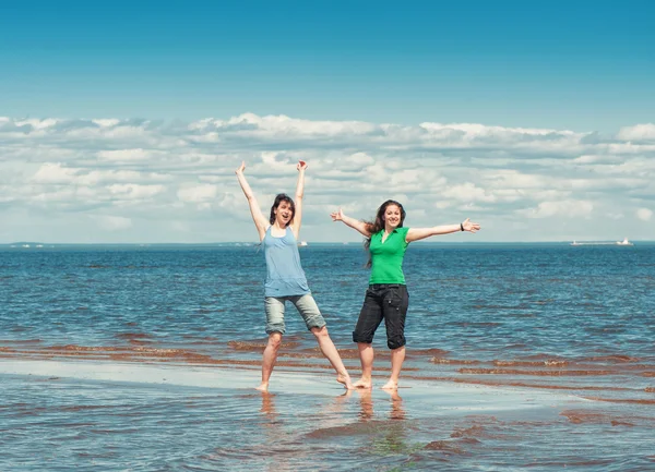 Две счастливые женщины в воде моря — стоковое фото